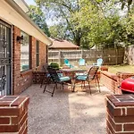 King Bed_Cozy Urban Retreat-Central Memphis