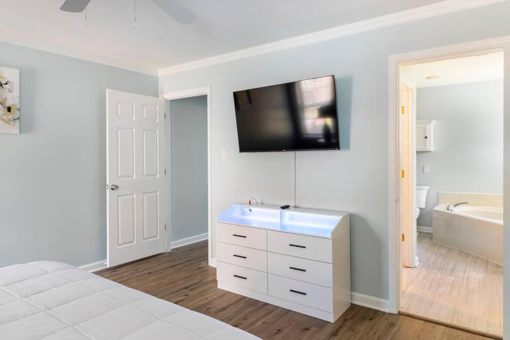 King Bed_cozy Urban Retreat-central *